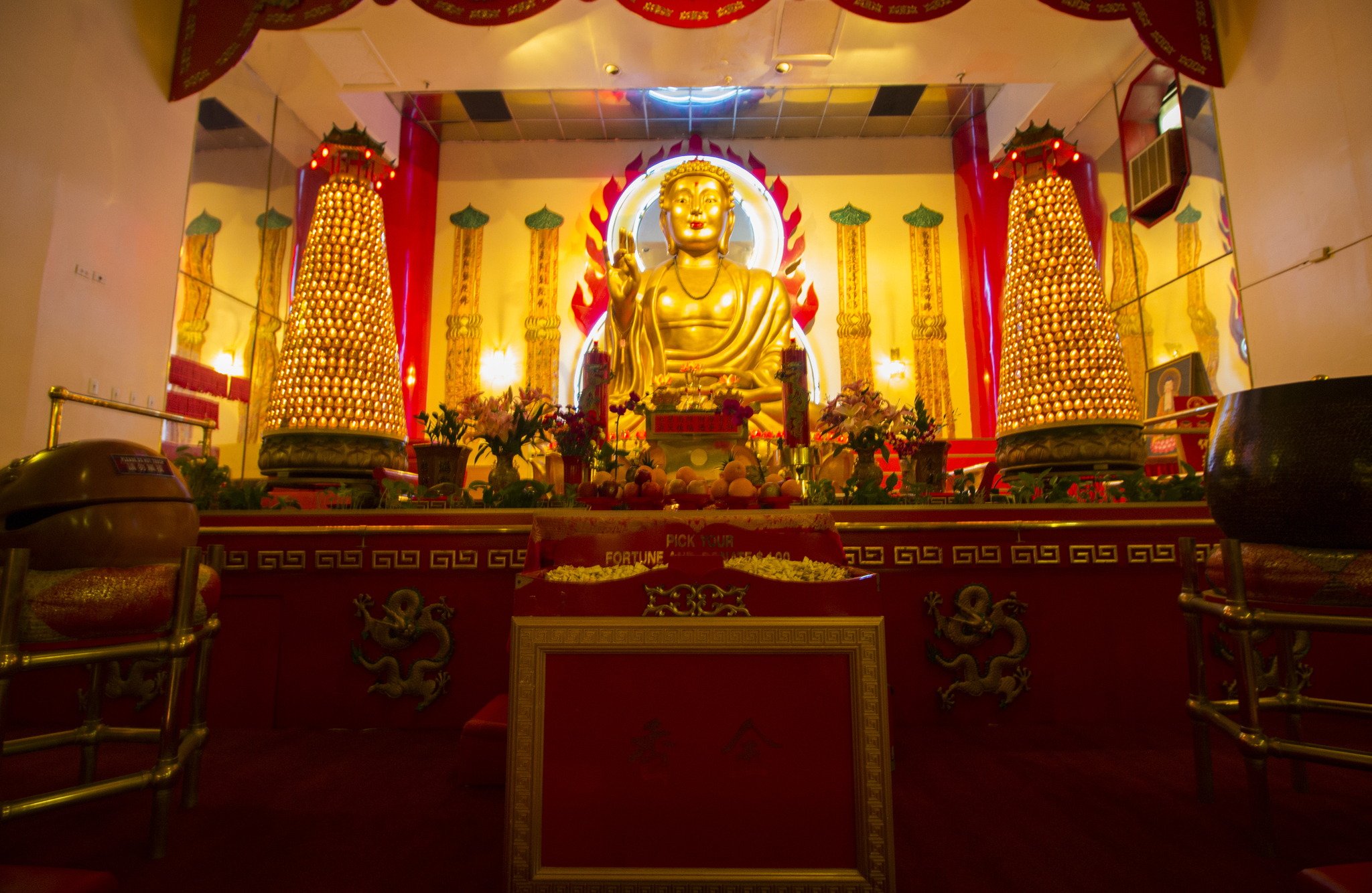 Bouddha d'or au temple bouddhiste Mahayana à New York