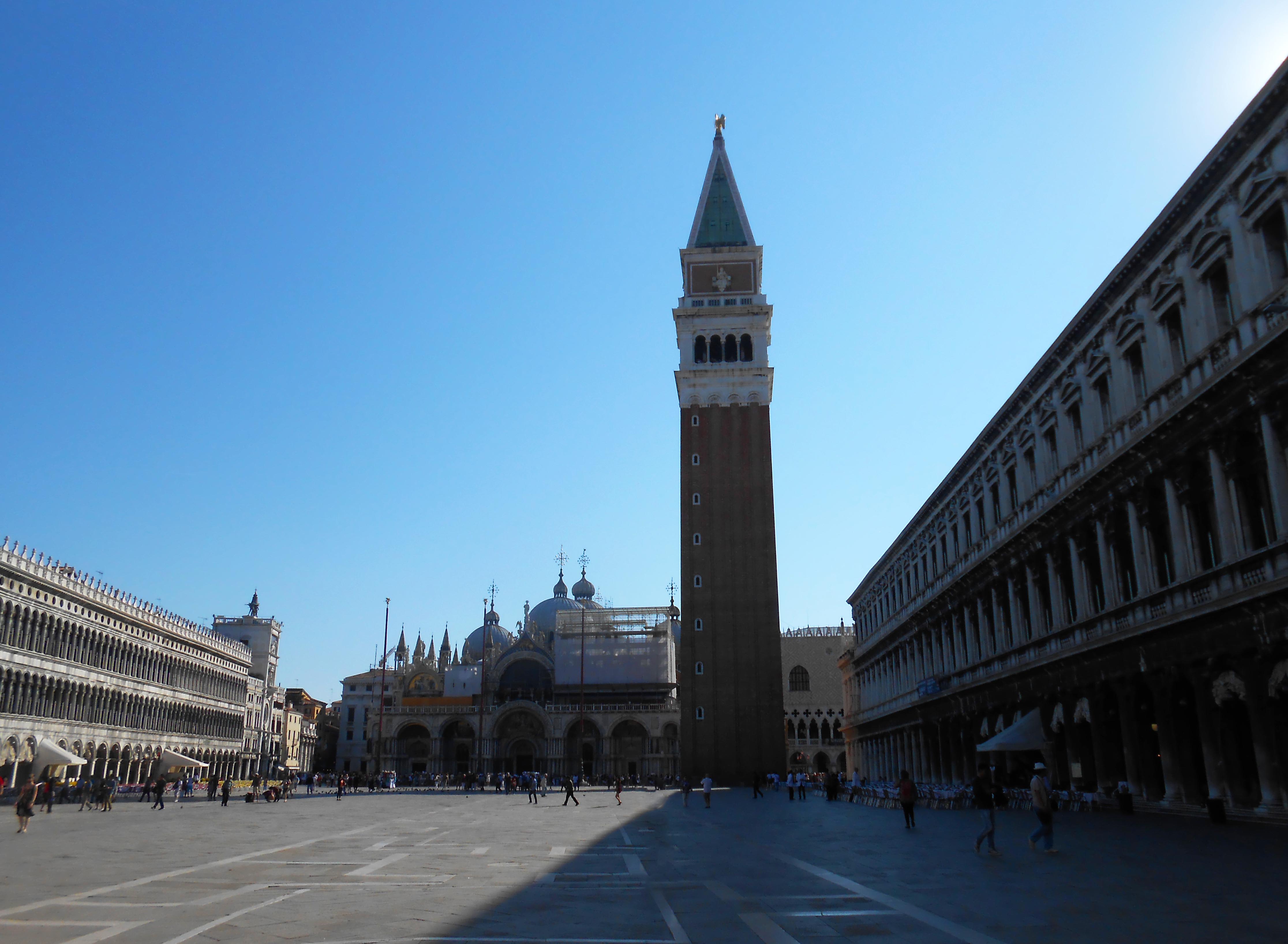 La place Saint-Marc avec son campanile et sa basilique à Venise