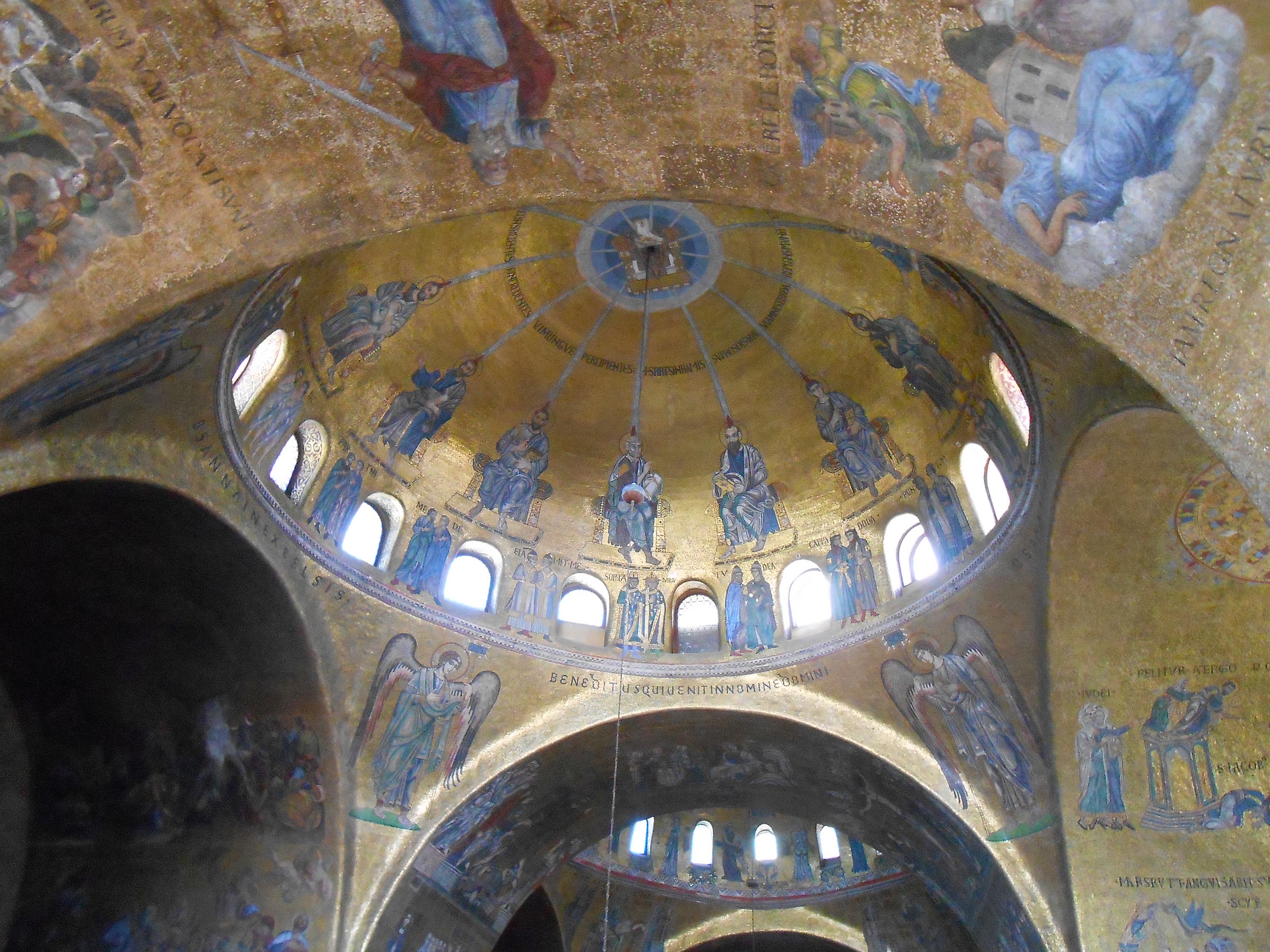 Le plafond en mosaïque d'or de la basilique Saint-Marc à Venise