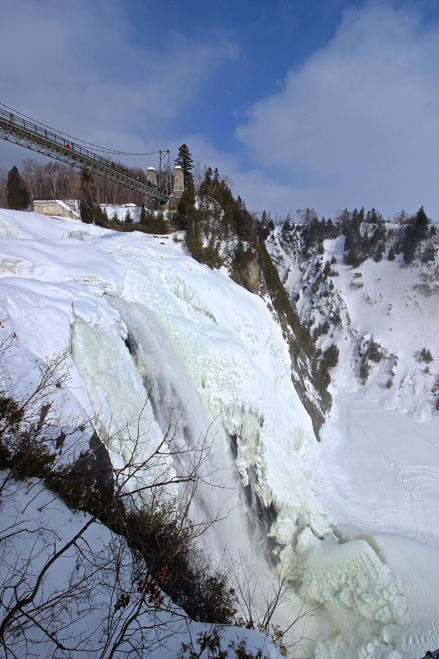 Chute Montmorency gelée pendant l'une des plus belles saisons du Québec