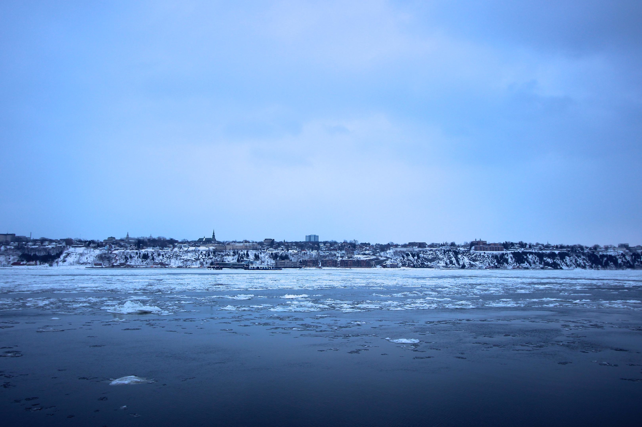 Rive gelée à Québec city pendant l'une des plus belles saisons du Québec