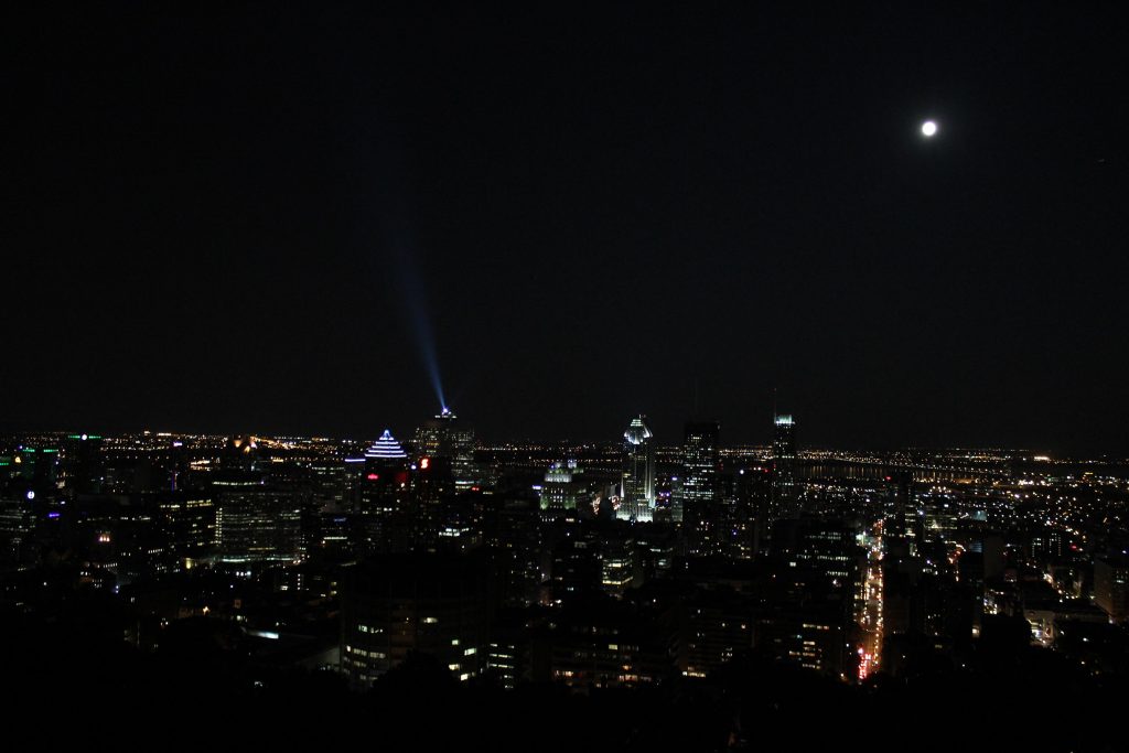 Vue du Mont-Royal, de nuit à Montréal