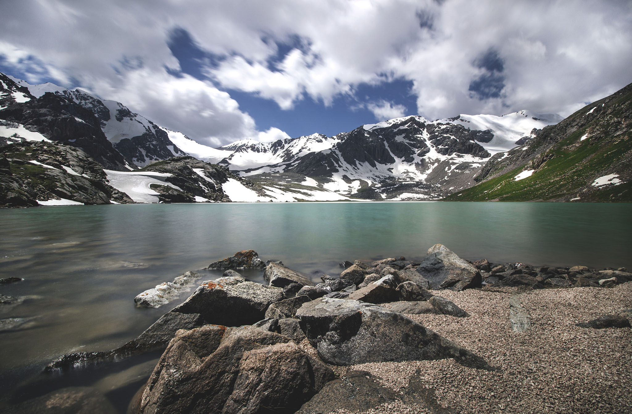 Lac de montagne au Kirghizistan