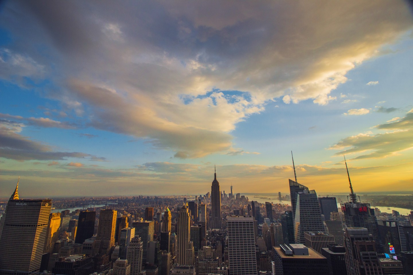 De jolies photos de voyage grâce à la lumière d'un soleil couchant. Ici vue des toits sur New York.