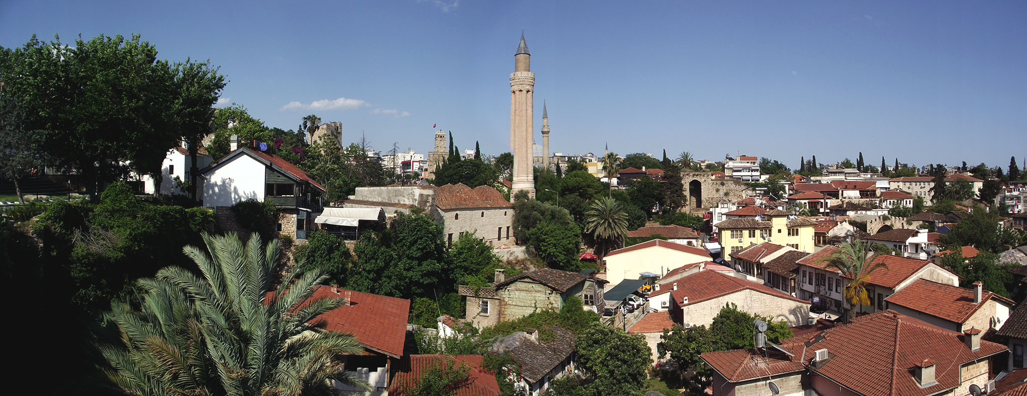 En Turquie : visite de la vieille ville d'Antalya et son minaret cannelé.