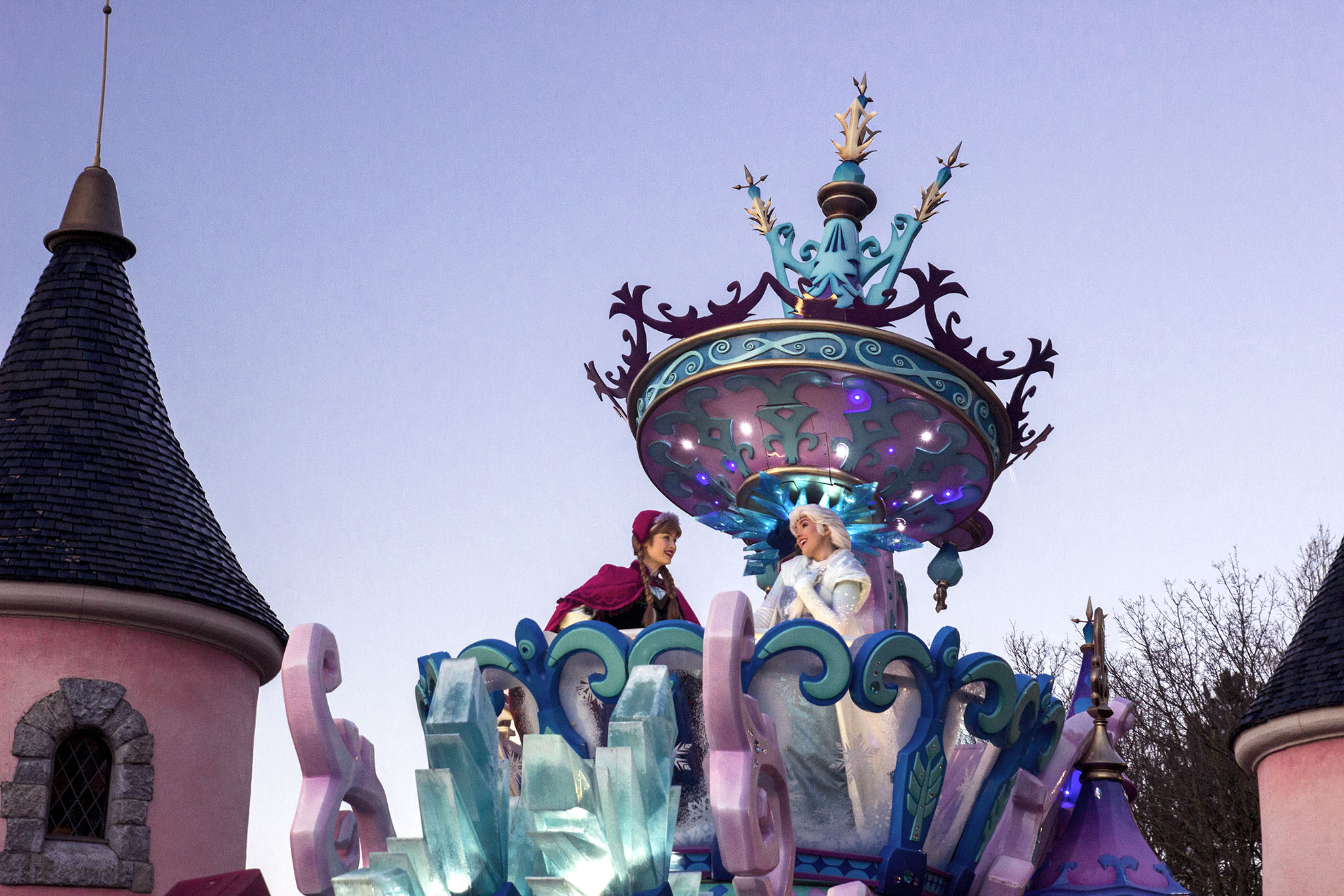 La parade de Disneyland : Anna et Elsa