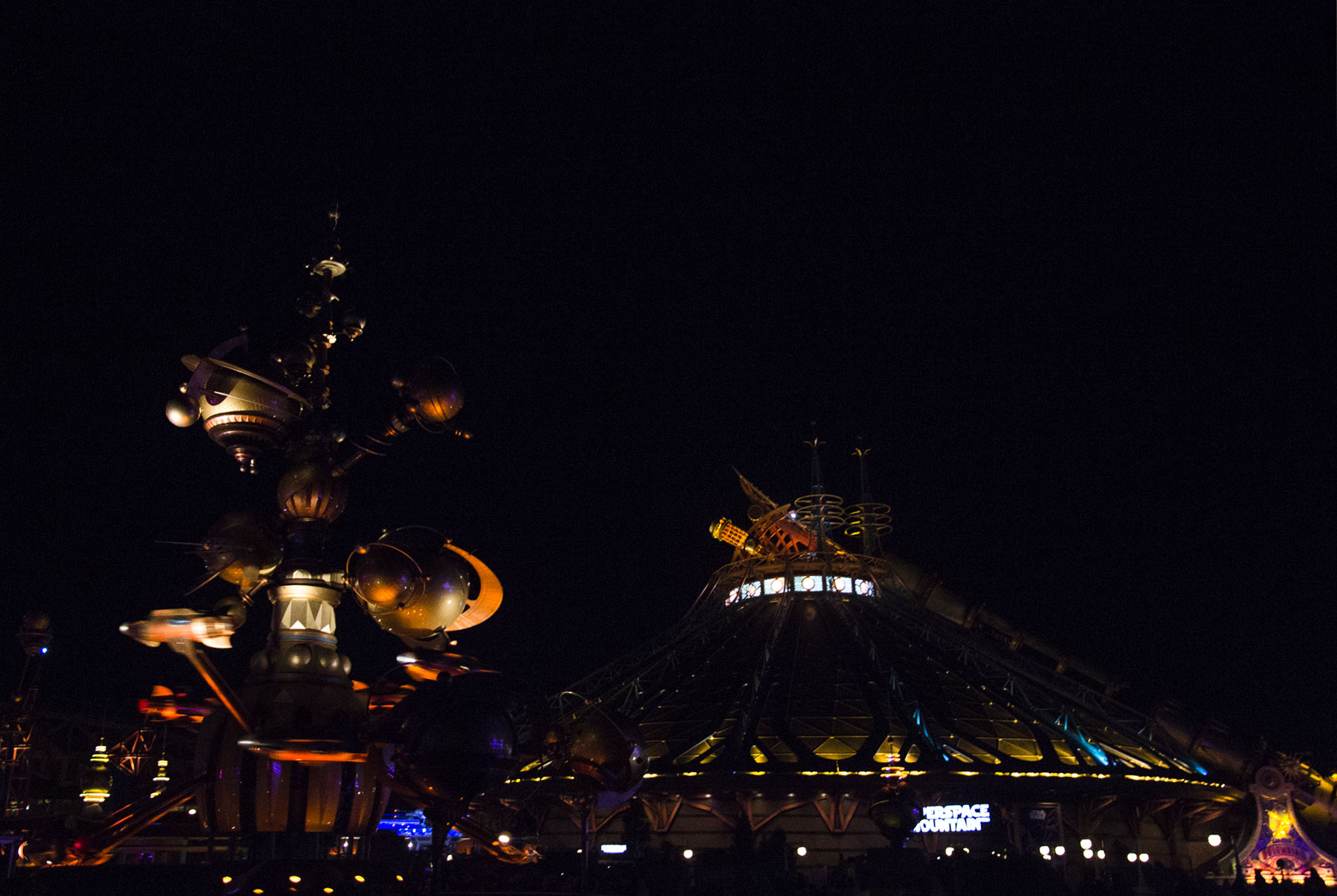 À Disneyland Paris : Hyper Space Mountain by night
