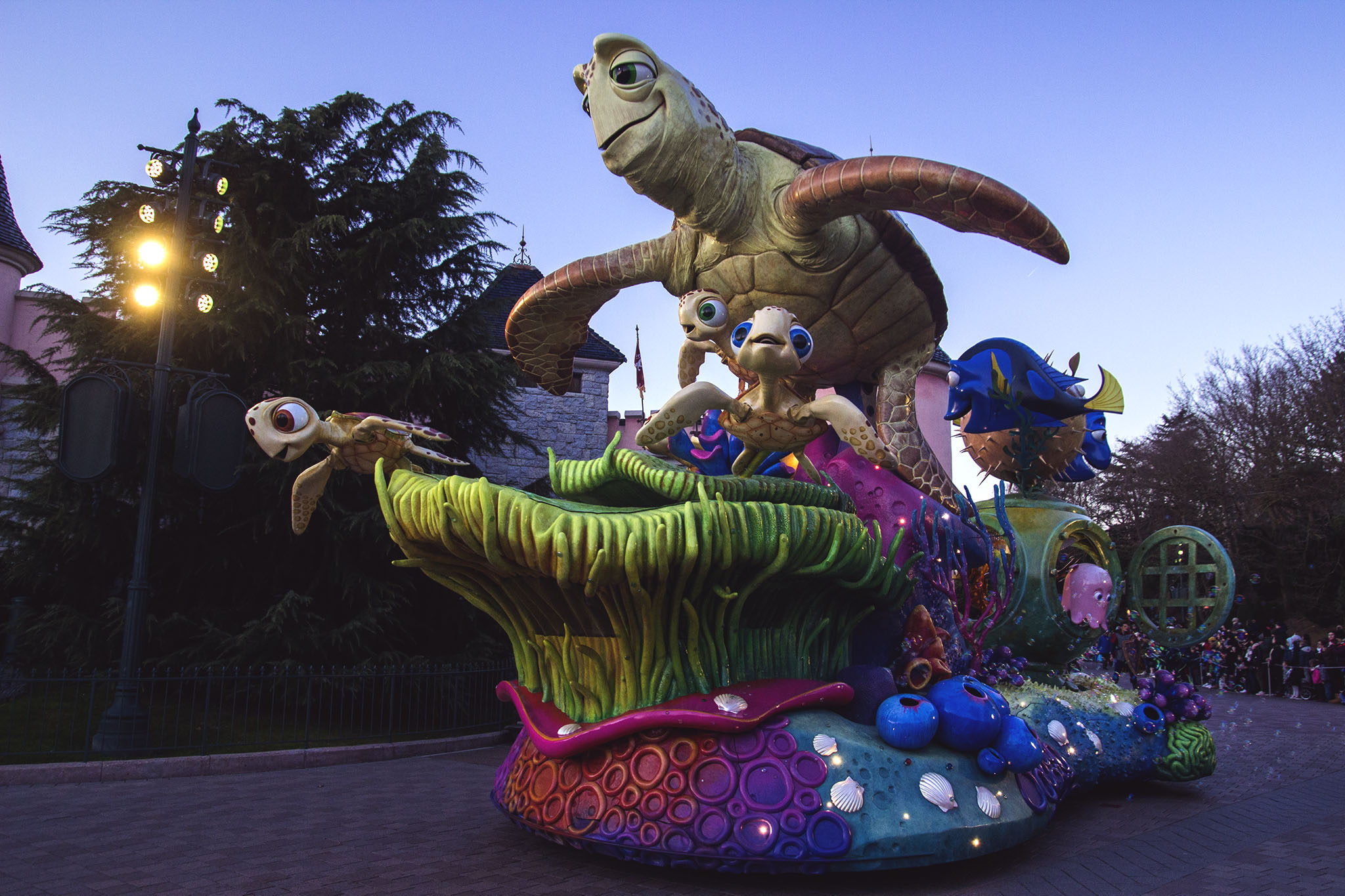 La parade à Disneyland : voyage extraordinaire de Samy